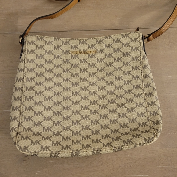 Michael Kors Jet Set Travel Large Messenger - Picture 2 of 15